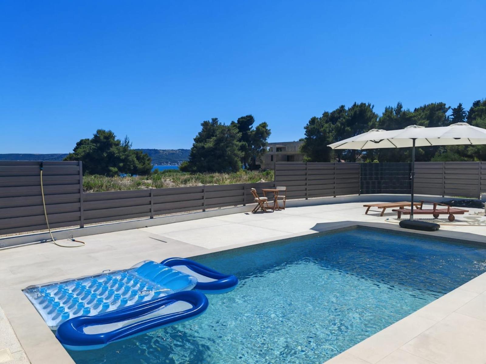 Beach Haven House With Pool And Jacuzzi Kaštela Екстериор снимка